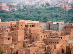 Les oasis du Maghreb : les trésors de la nature en développement durable Famille entourée d'arbres dans une oasis de Maghreb développement durable