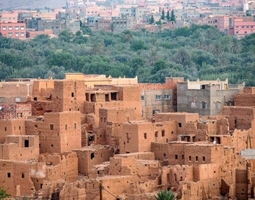 Les oasis du Maghreb : les trésors de la nature en développement durable Famille entourée d'arbres dans une oasis de Maghreb développement durable