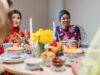 Fashion maghrébine : tendances pour le Ramadan 2026 – Une inspiration pour nos lecteurs en diaspora Women in Maghrebi style outfits gathering for a Ramadan feast