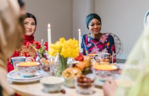 Fashion maghrébine : tendances pour le Ramadan 2026 – Une inspiration pour nos lecteurs en diaspora Women in Maghrebi style outfits gathering for a Ramadan feast