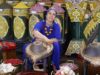 Soins capillaires avec l’huile d’argan : guide complet pour les Maghrébins de la diaspora Maghrebin femme utilisant l'huile d'argan pour soigner ses cheveux