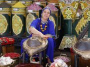 Soins capillaires avec l’huile d’argan : guide complet pour les Maghrébins de la diaspora Maghrebin femme utilisant l'huile d'argan pour soigner ses cheveux