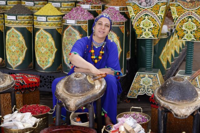 Femme avec huile d'argan capillaires Maghrebin femme utilisant l'huile d'argan pour soigner ses cheveux