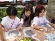 Badonviller : Une expérience sensorielle pour les enfants d’origine maghrébine en diaspora Maghrebin children exploring cultural workshop in Badonviller, France