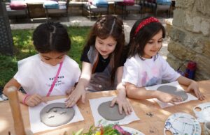 Badonviller : Une expérience sensorielle pour les enfants d’origine maghrébine en diaspora Maghrebin children exploring cultural workshop in Badonviller, France