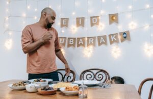 Célébrer l’Aïd el-Kebir en respectant les réglementations locales : des recommandations pour la communauté maghrébine de la diaspora Muslim family celebrating Aid el-Kebir in diaspora following local regulations