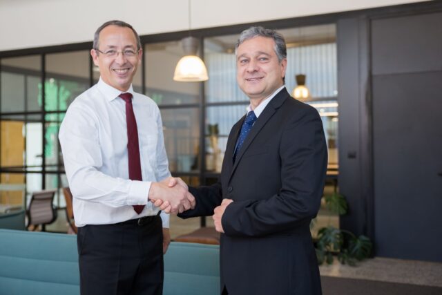 Rencontre partenariat Algérie-Allemagne Rencontre entre une équipe d'affaires algérienne et allemande discutant de partenariat