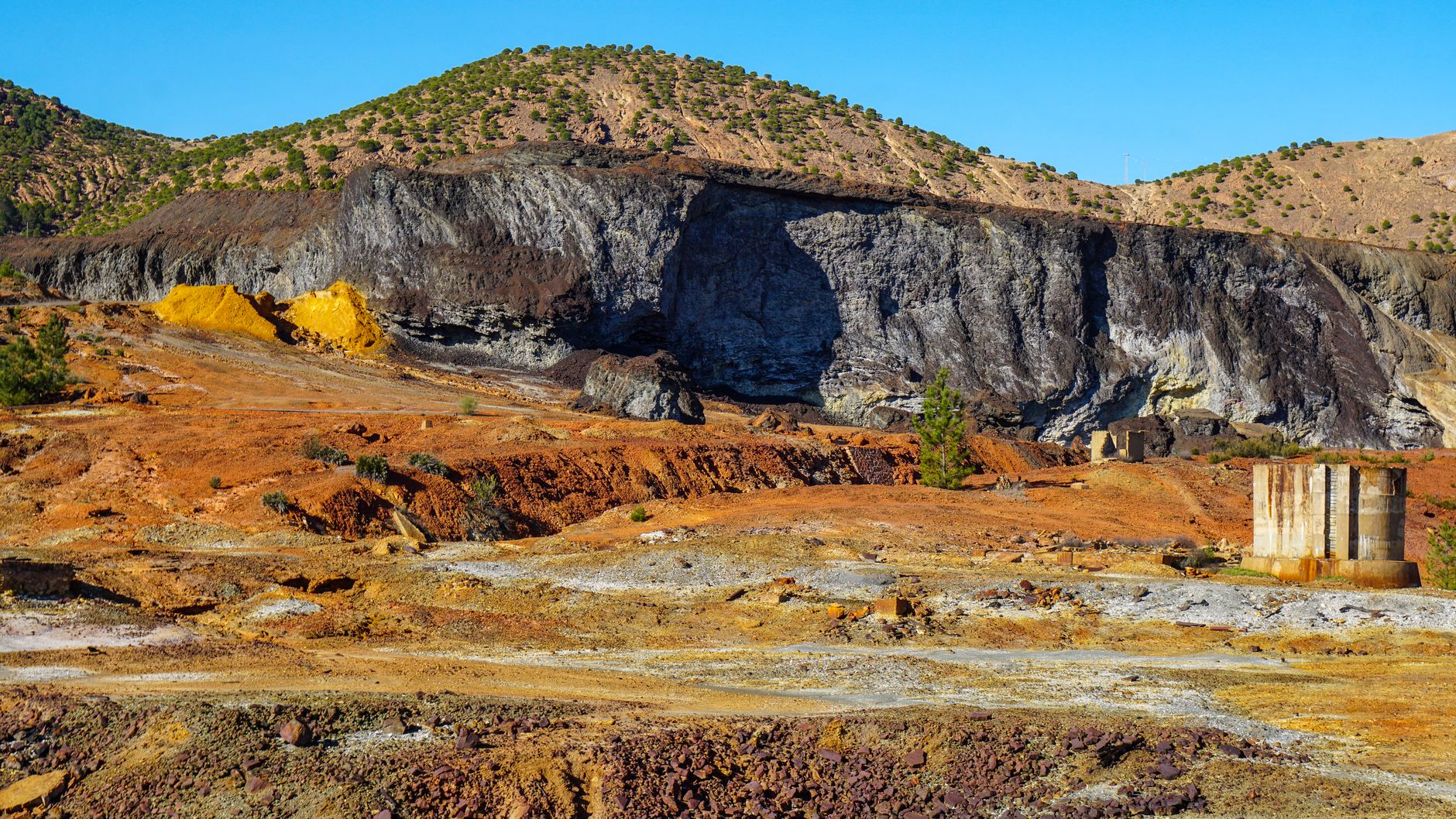 Explorateur de minerais d'or dans les montagnes du Maroc