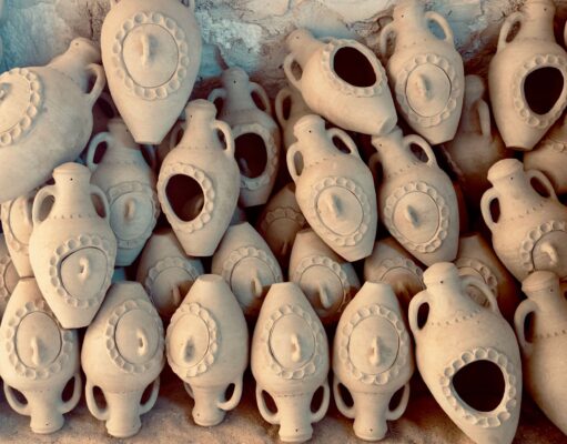 Les exportations d’artisanat en progression de 11 % en 2025 : un espoir pour la diaspora maghrébine Tunisian artisan showcasing handmade goods for export