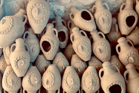 Les exportations d’artisanat en progression de 11 % en 2025 : un espoir pour la diaspora maghrébine Tunisian artisan showcasing handmade goods for export