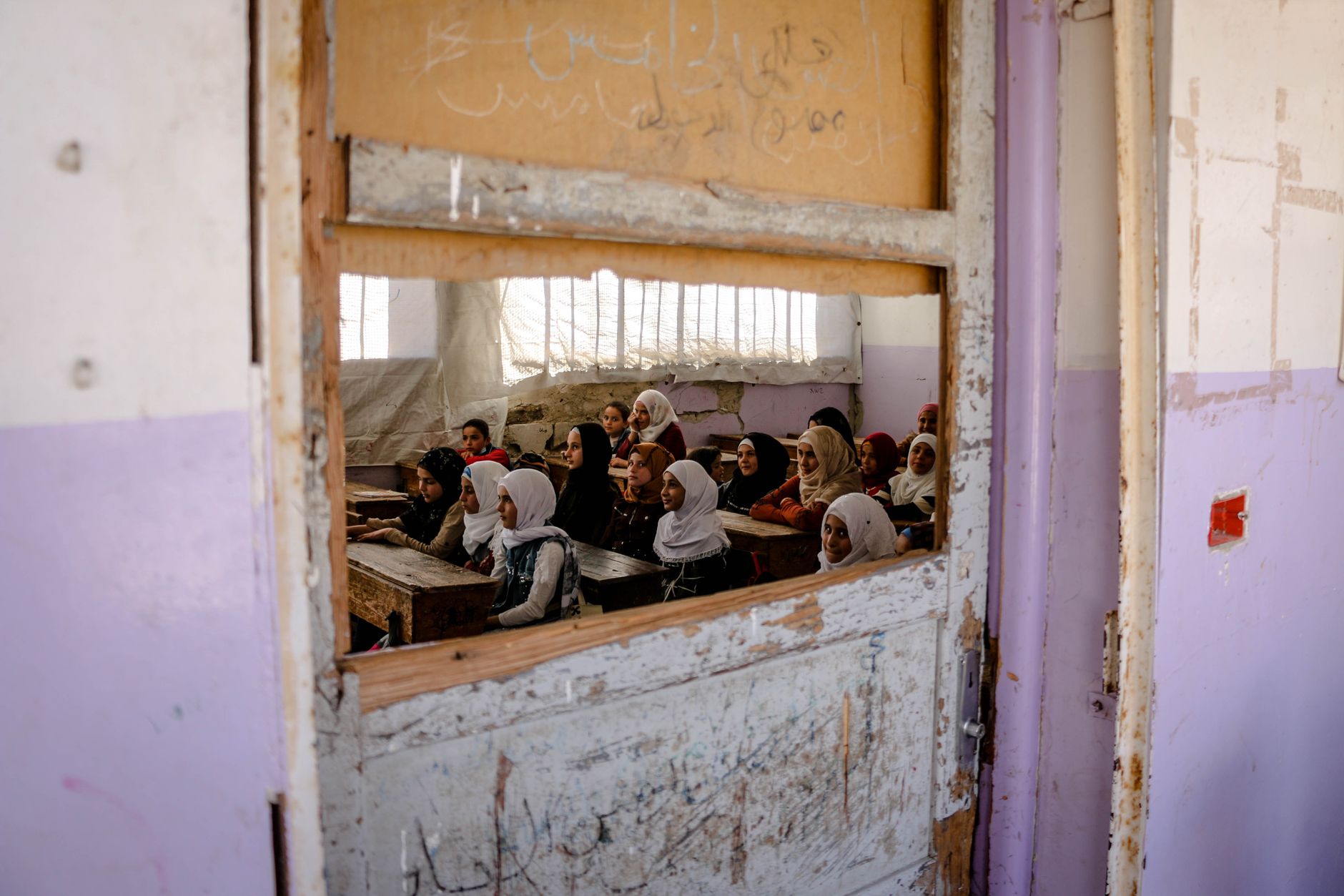 Élèves maghrébins dans une classe en crise budgétaire