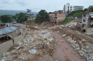 Récupération progressive de l’école par les enfants népalais après les inondations : un appel à l’action