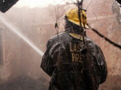 55 pas-à-pas pour gérer les conséquences des incendies : les mesures prévues à mettre en œuvre Woman implementing fire safety measures in a Maghreb community