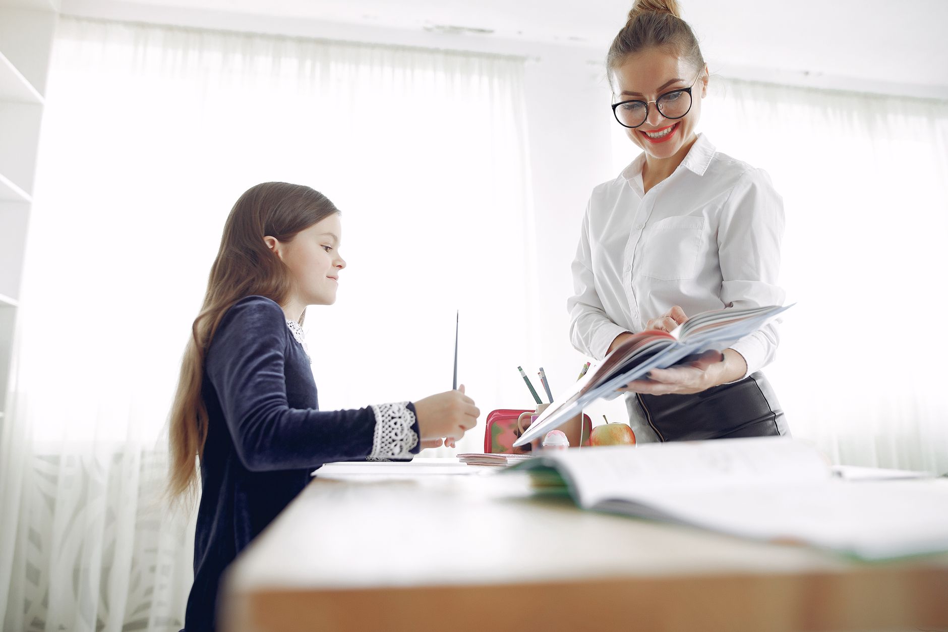 Agresseur jeune élève physiquement attaquant une enseignante