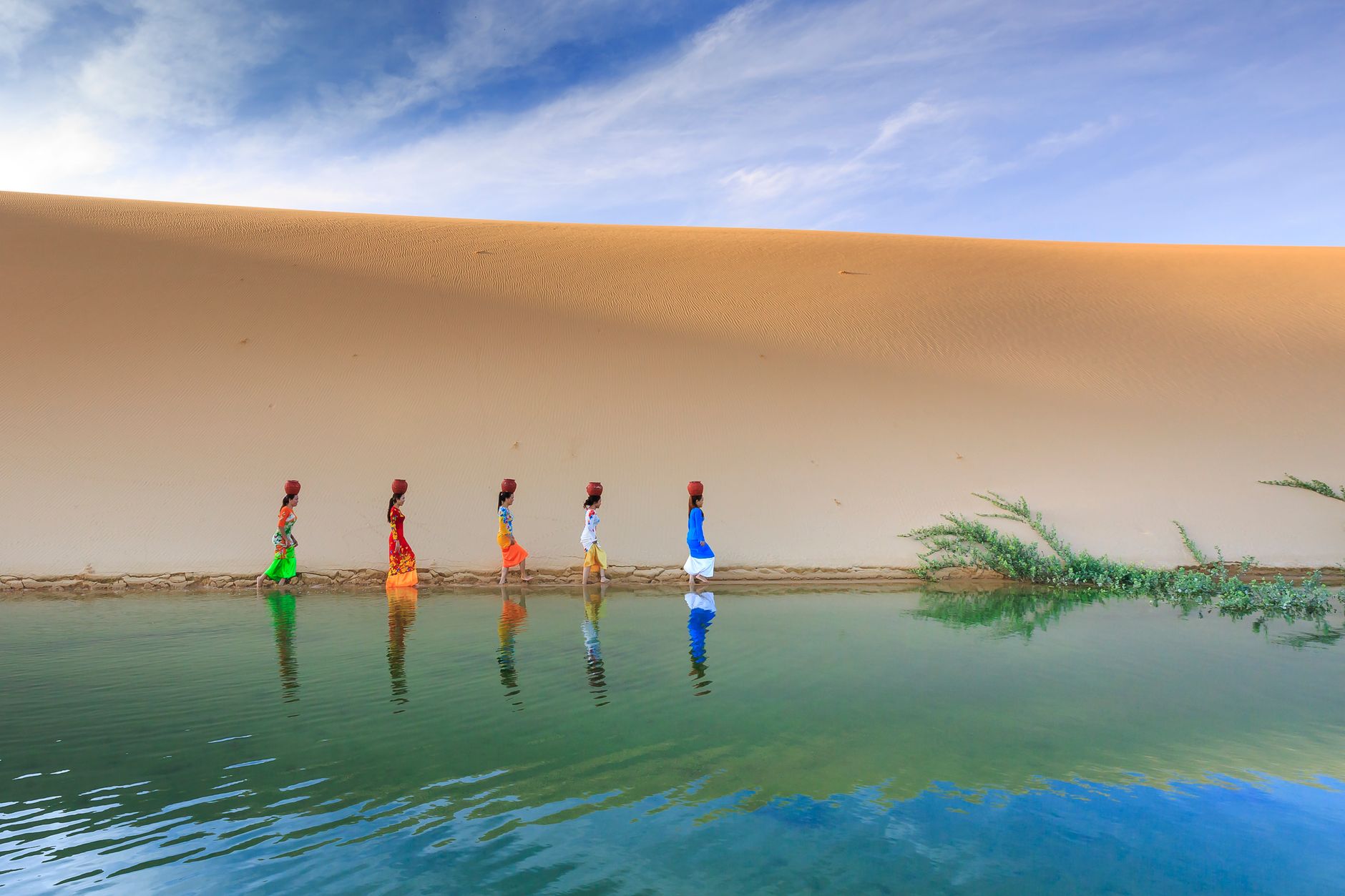 Women Odette du Puigaudeau and Marion Sénones amidst Sahara dunes with Berber tents