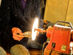 L’artisanat marocain : une source de revenus pour les femmes Une femme marocaine travaillant dans un atelier d'artisanat