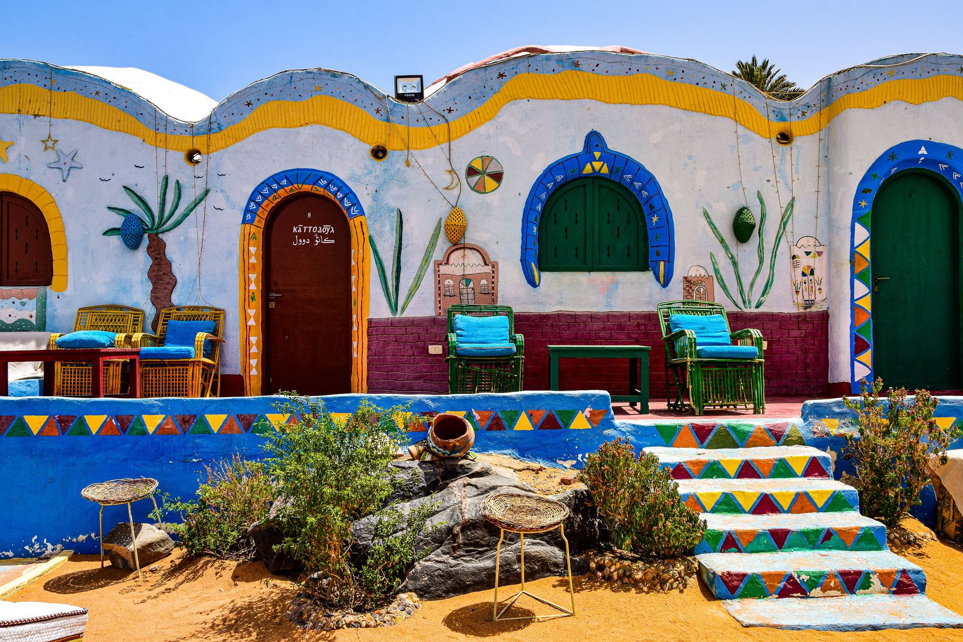 Famille maghrébine au cœur des oasis du Maghreb, impliquée dans le développement durable