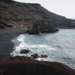 Carole Bouquet, l’île volcanique noire de la Méditerranée, un haven estival – un refuge idyllique pour la diaspora maghrébine