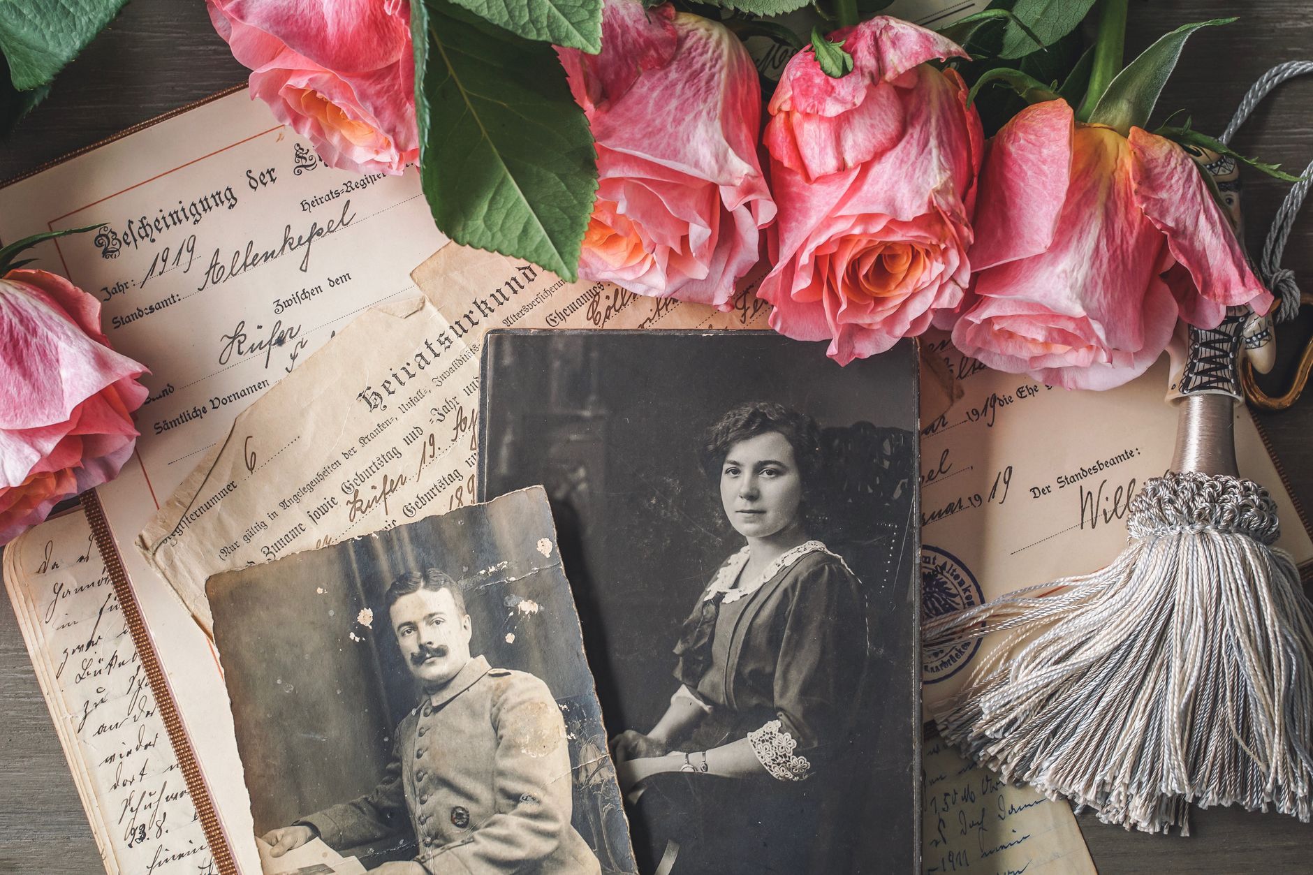 Portrait de la famille royale du Maroc autour d'un carnet rose