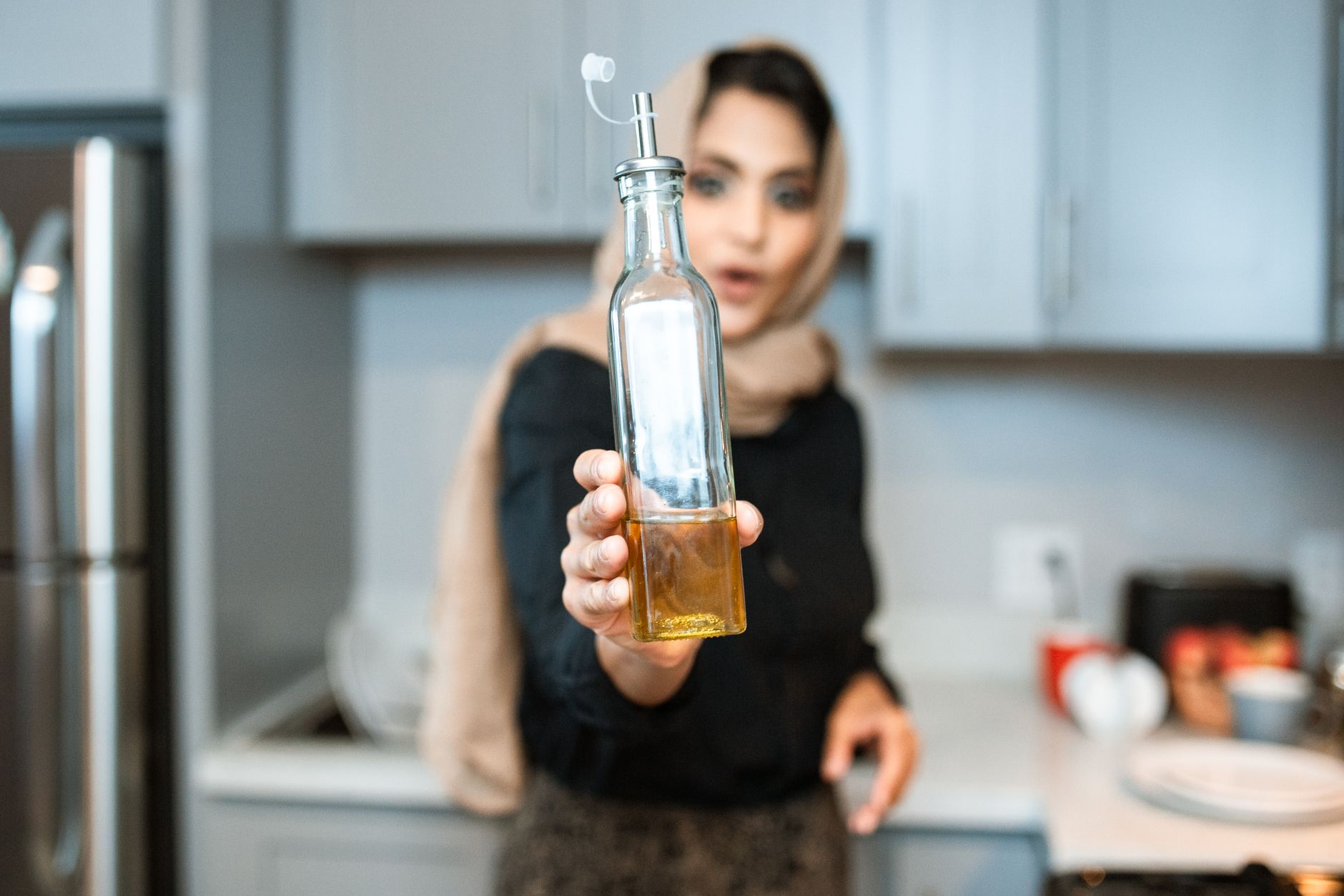 Marocaine moderne en train de cuisiner un repas traditionnel au Maroc