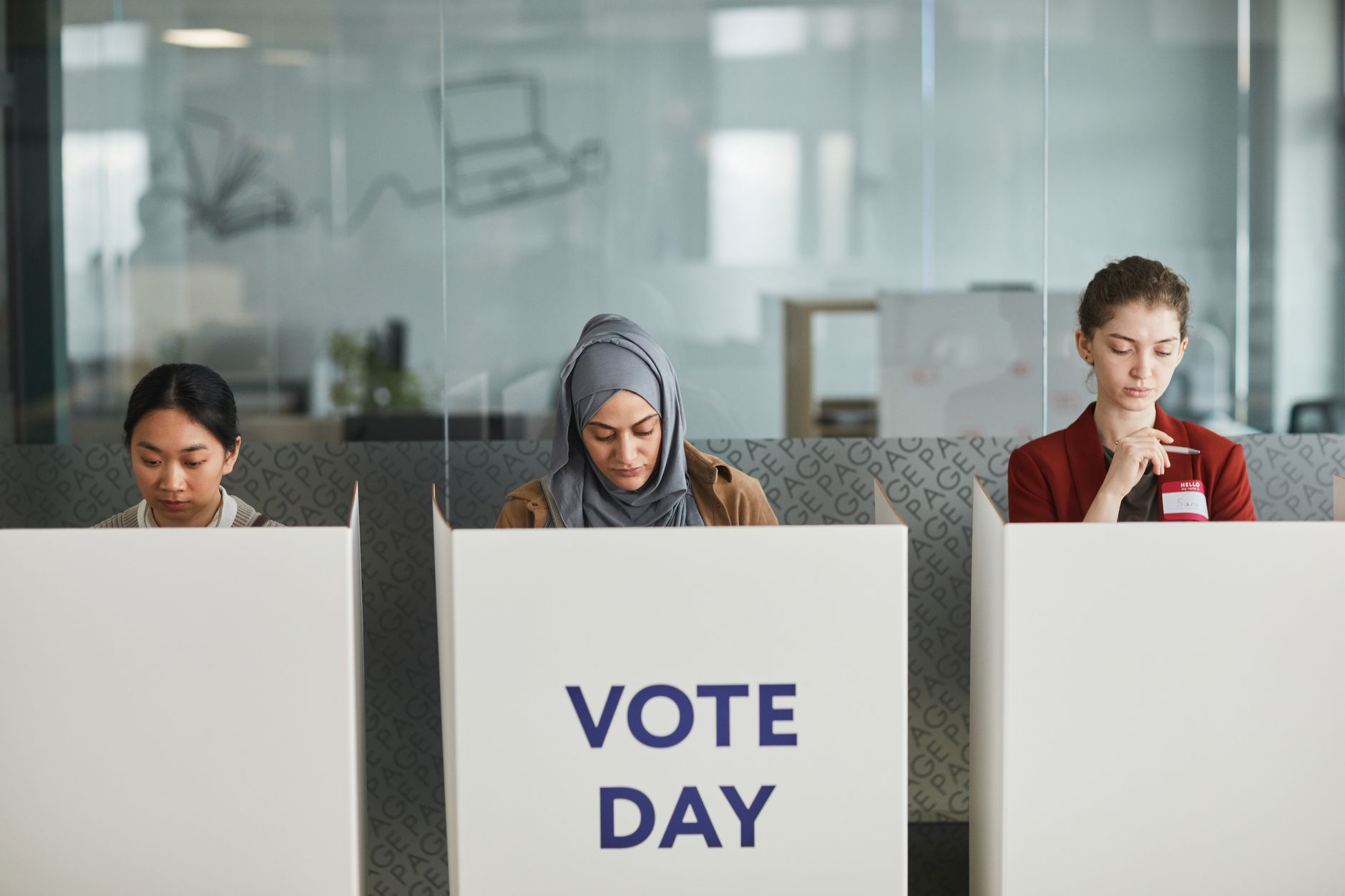 Jeunes Marocains Z à la votation en marocain avec des ballots