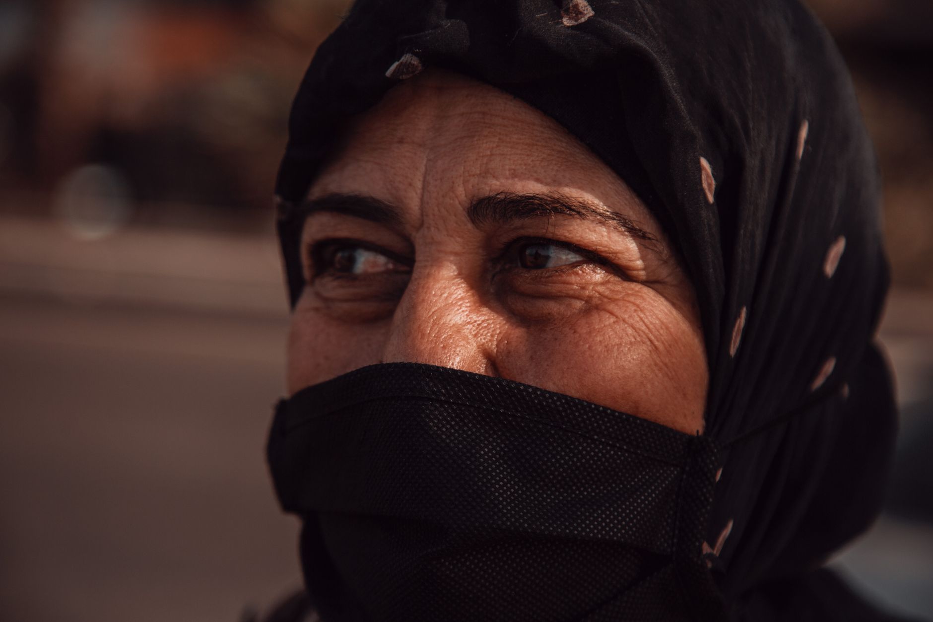 Femme maghrébine portant une masque en protégeant le public contre la colère à Perpignan