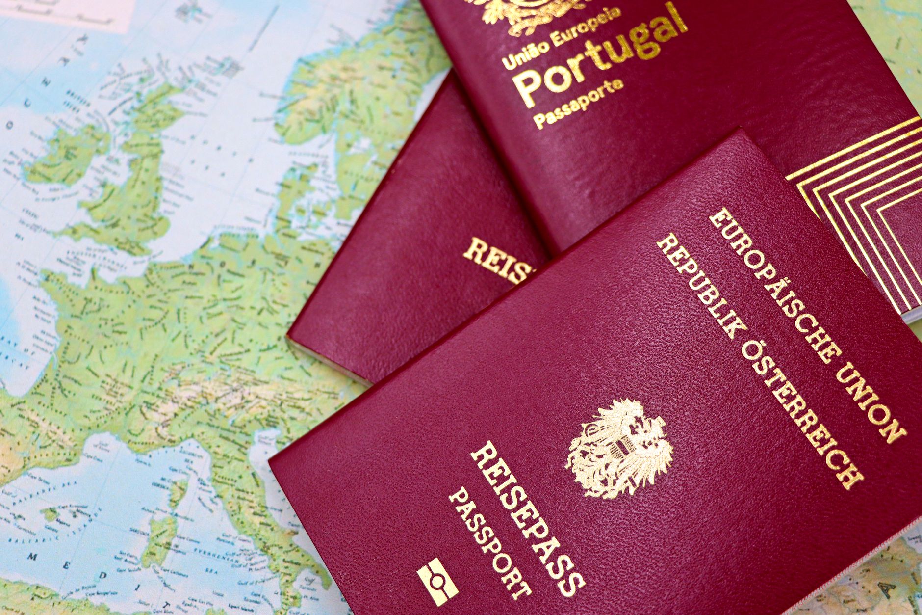 Famille algérienne entourée de monuments, en vacances avec visa à l'arrivée