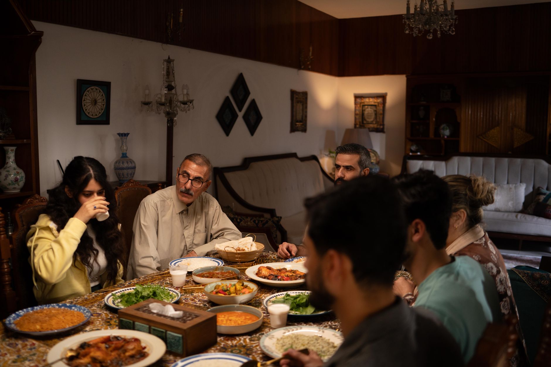 Famille maghrébine partageant une cuisine commune pour Carême et Ramadan