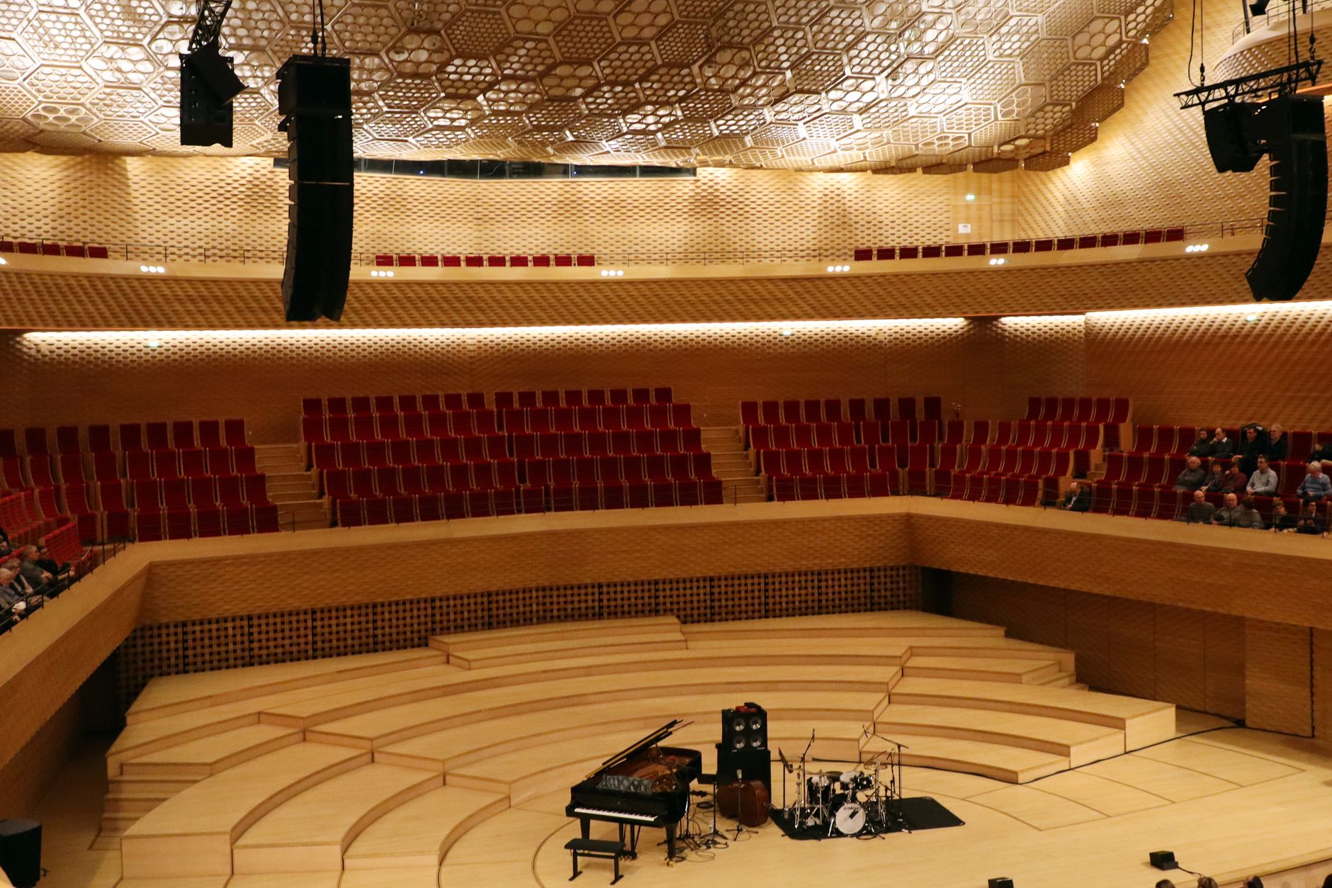 La soirée ensoleillée de la Fête de la Musique Maghrébine 2026 à la Cité du cinéma de Paris