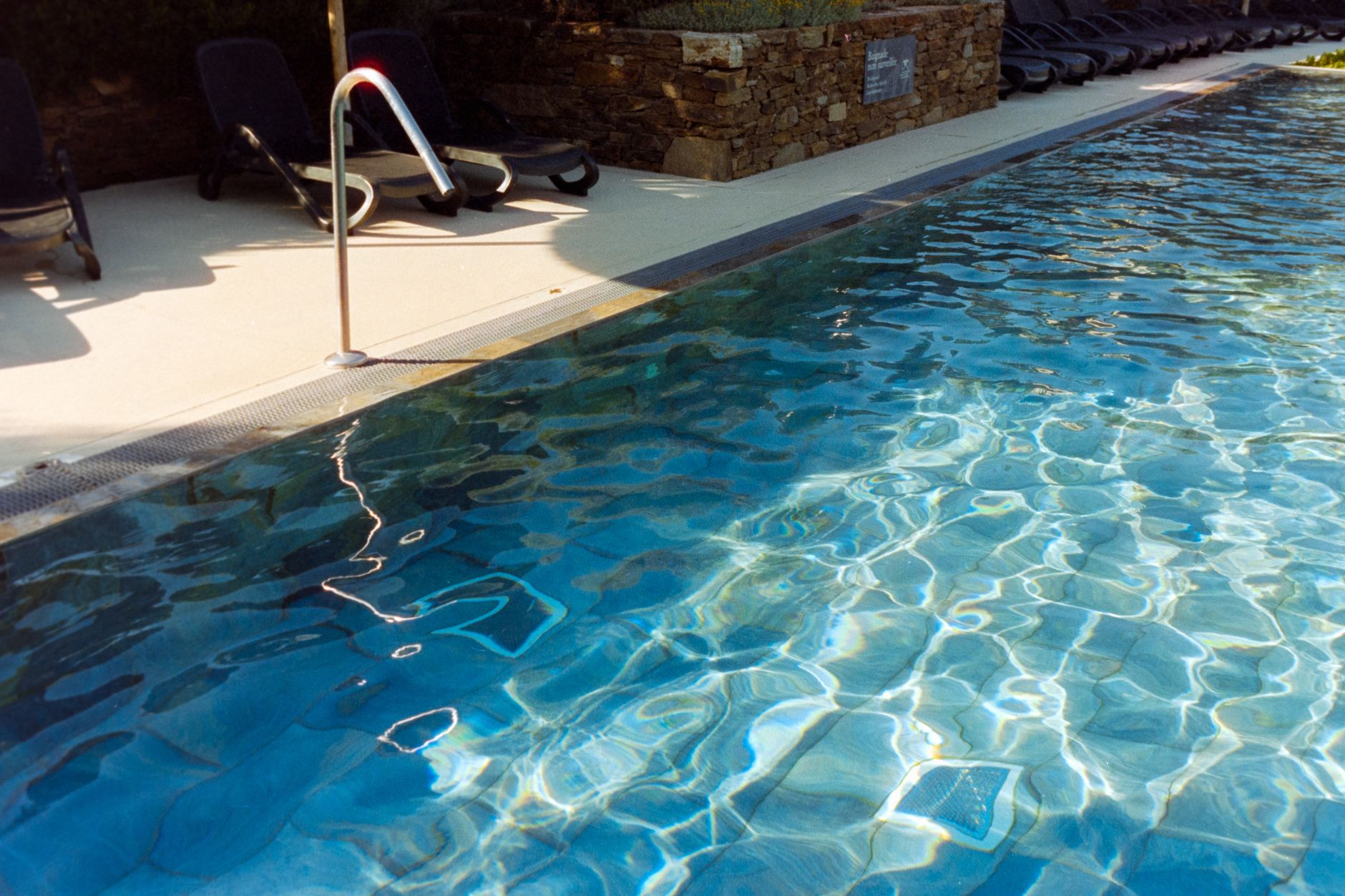 Nouvelle gérante dynamique entourée d'un spa De A à Zen à Vitré