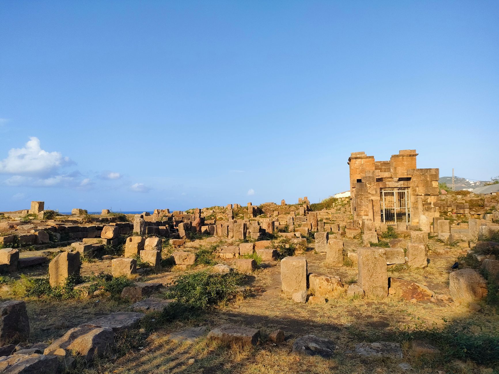 Famille algérienne explorant les ruines de la ville historique en Algérie