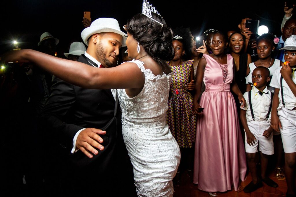 Un mariage traditionnel africain en Sussex suivi d’une fête mémorable à Paris : l’inspiration pour nos lecteurs maghrébins de la diaspora