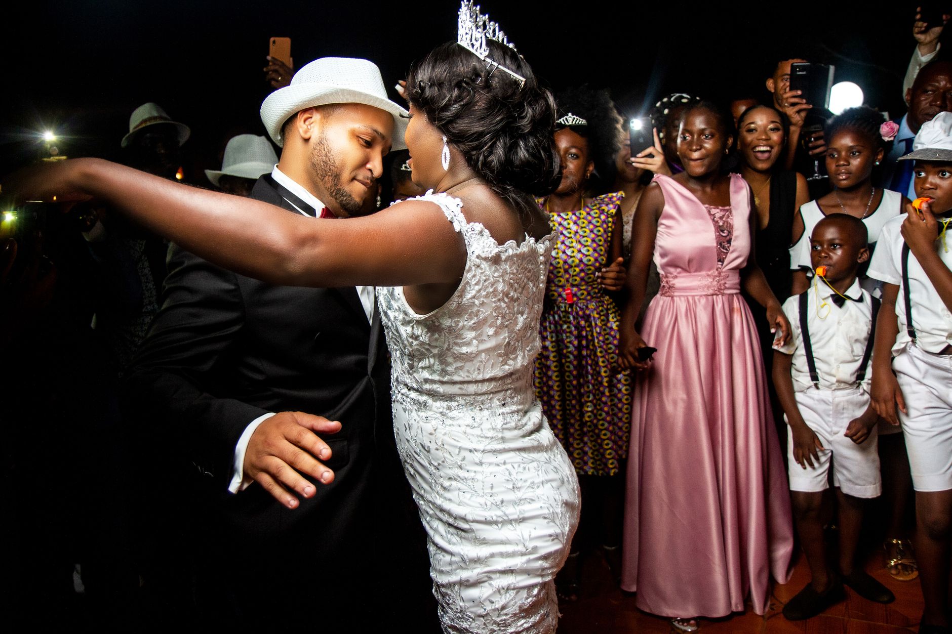 Un mariage traditionnel africain en Sussex suivi d’une fête mémorable à Paris : l’inspiration pour nos lecteurs maghrébins de la diaspora