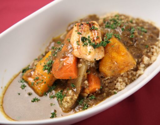 Ragoût marocain aux patates douces et poulet : un délice à découvrir Moroccan sweet potato and chicken stew served with fresh herbs and spices