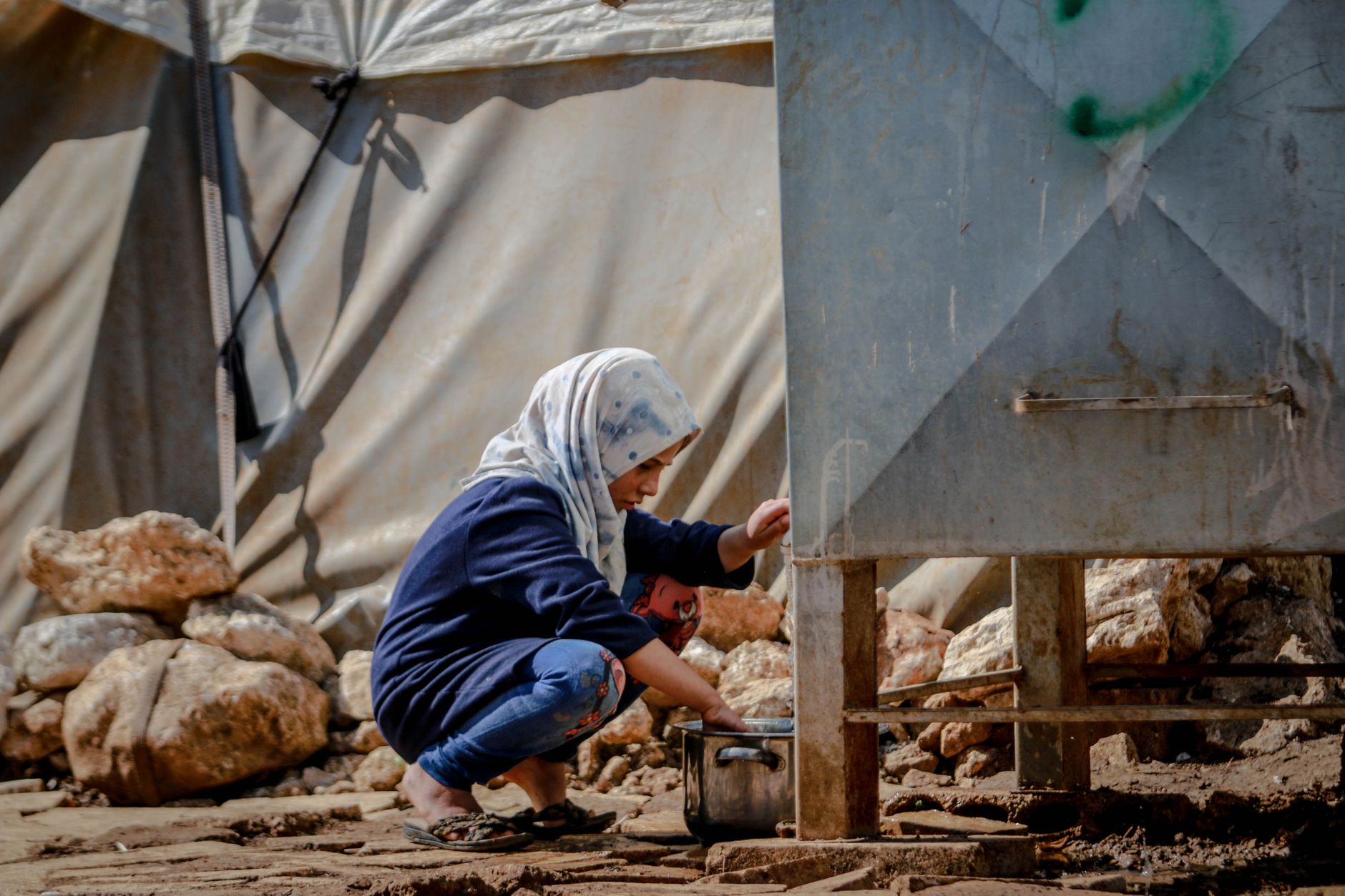Famille maghrébine préparant un repas traditionnel d'Aid el-Kebir en France