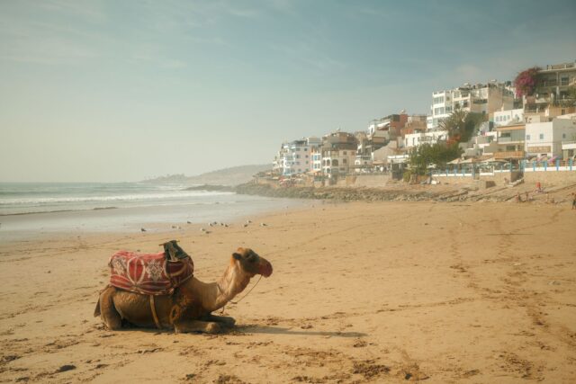 Français en vacances au Maroc sur la plage