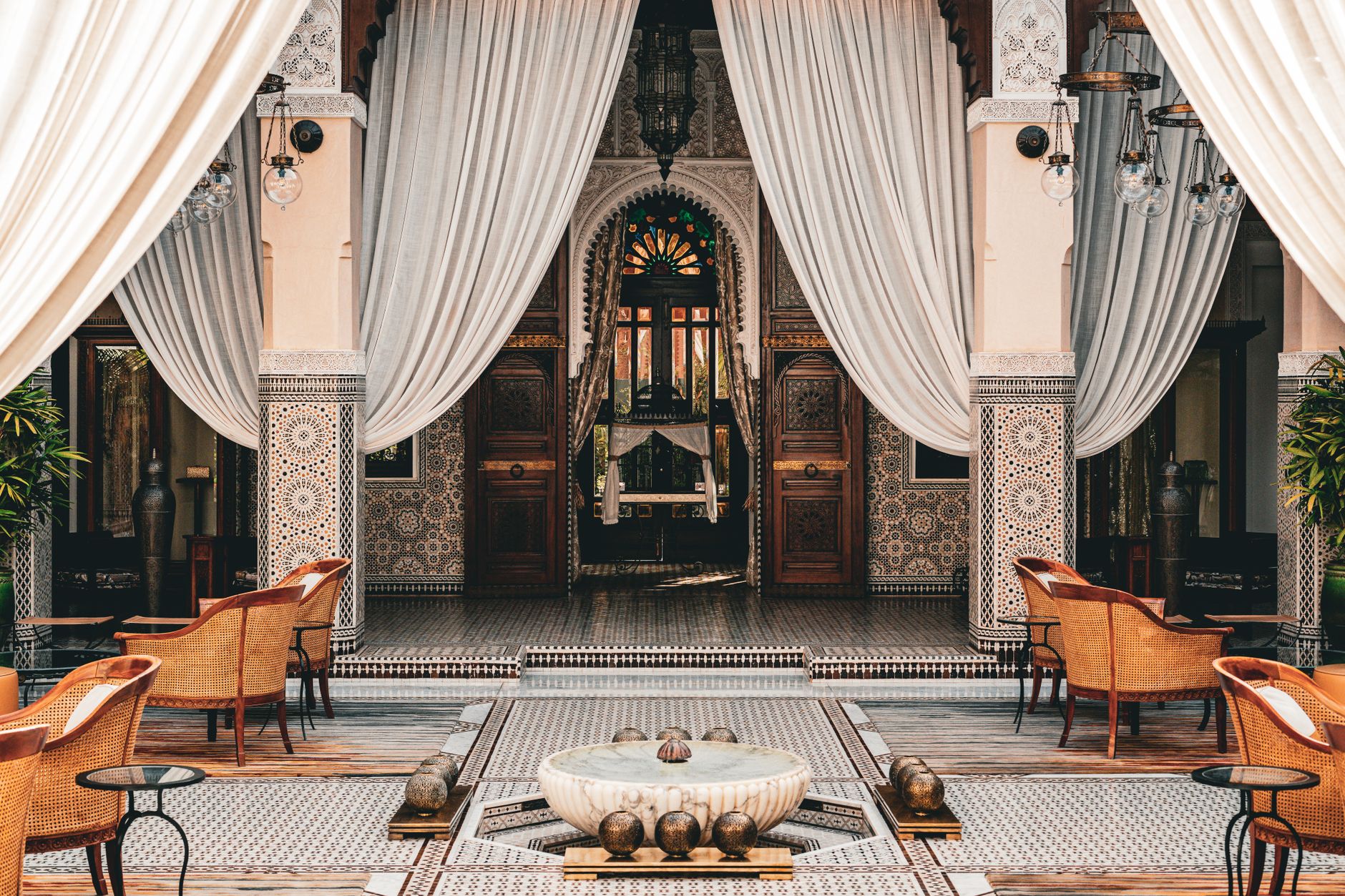 Famille marocaine dînant dans une riad traditionnel
