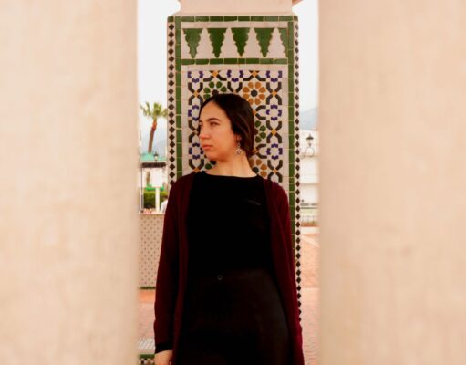 L’actrice Luz Méndez pose pour L’Officiel Arabia en caftan marocain : un hommage à notre culture et à notre diversité Luz Méndez posant pour L'Officiel Arabia en caftan marocain