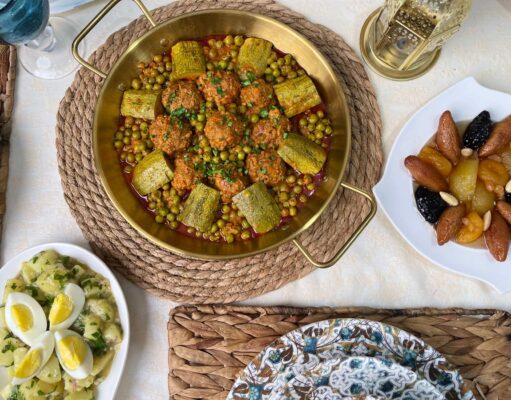 Le Bouzelouf, un plat traditionnel algérien rencontrant un succès croissant Famille algérienne servie Bouzelouf sur une table de style traditionnel maghrébin