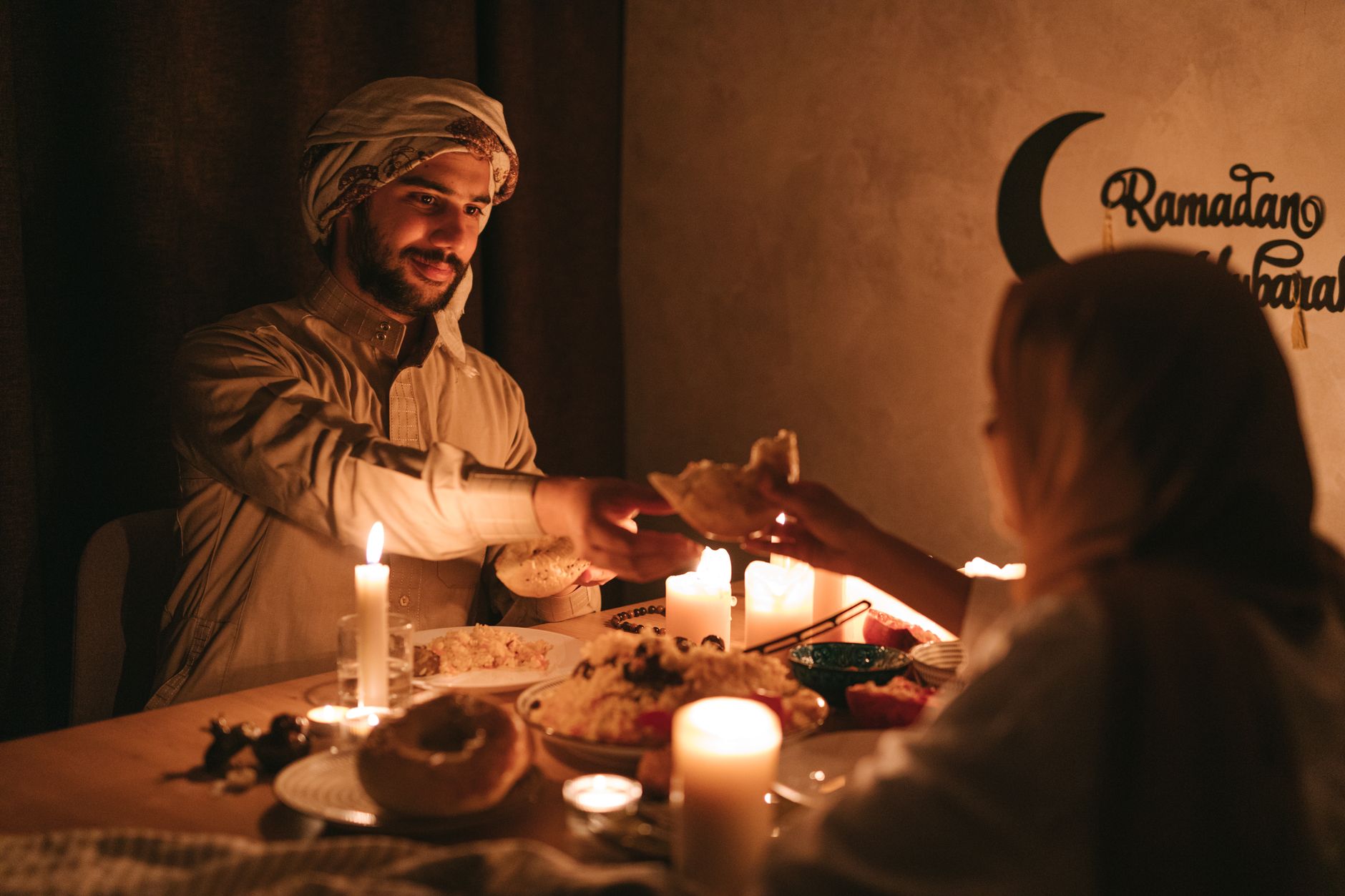 Famille arabe autour d'une table de nourriture pour les dix derniers jours de Ramadan 2026