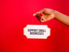 Iqlaa : le Maroc soutient les entreprises culturelles et créatives Entrepreneurs marocains recevant des subventions pour leur entreprise culturelle