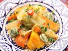 Le couscous algérien à Marseille : une innovation culinaire Famille maghrébine mangeant du couscous traditionnel algérien à Marseille