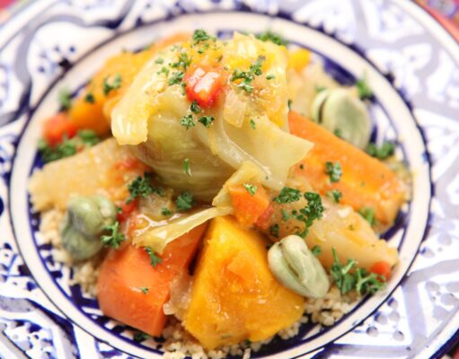 Le couscous algérien à Marseille : une innovation culinaire Famille maghrébine mangeant du couscous traditionnel algérien à Marseille