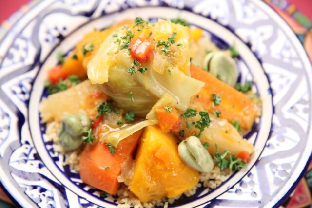 Famille maghrébine mangeant du couscous traditionnel algérien à Marseille