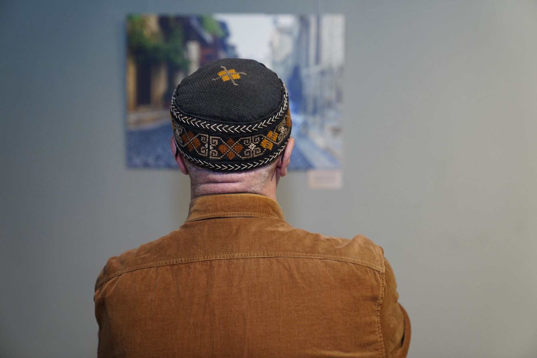 Famille amazigh visitant l'exposition Art de Vivre Amazigh à Drancy