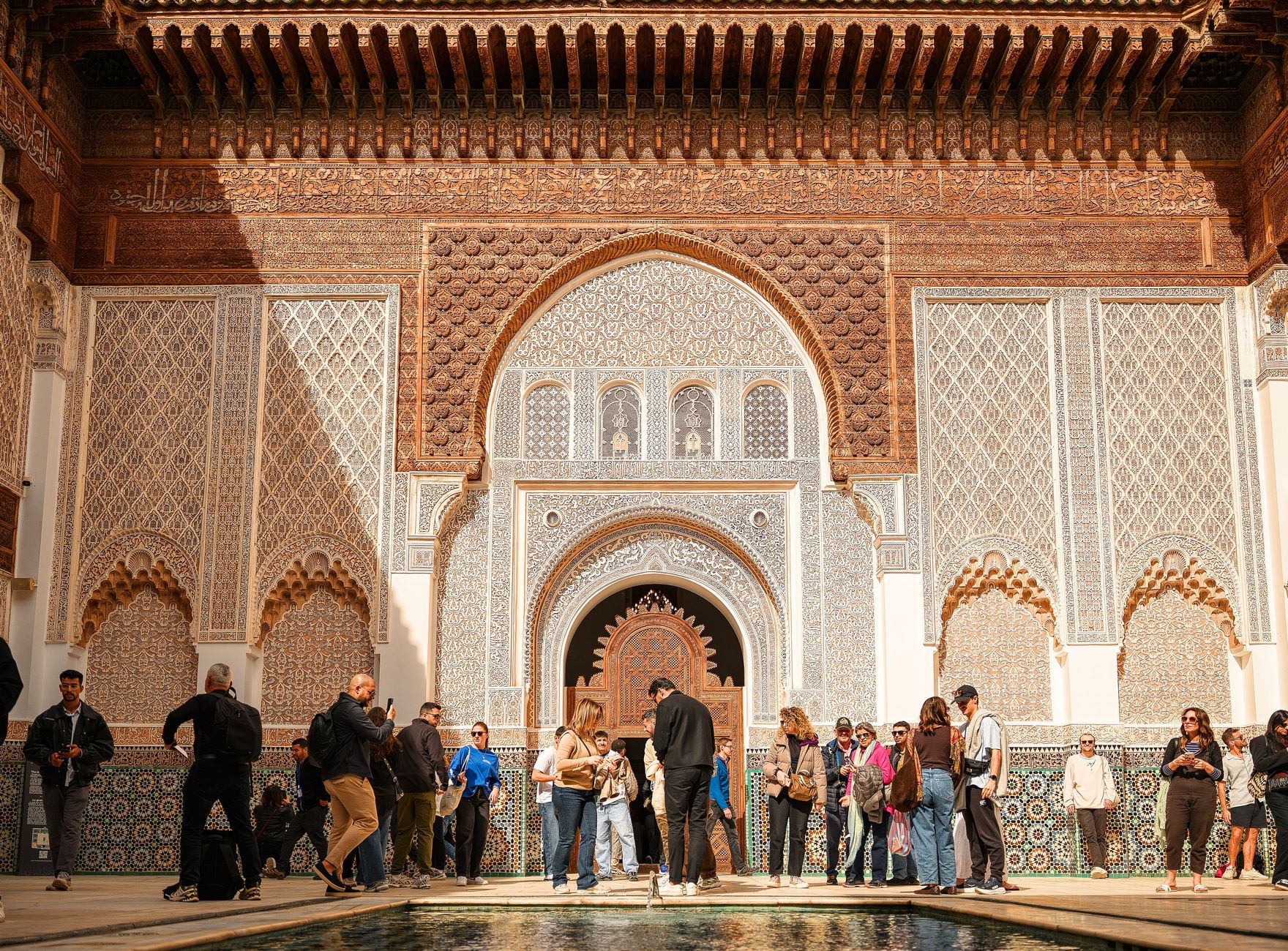 Voyageurs explorant Marrakech, la destination marocaine la plus intéressante en 2026