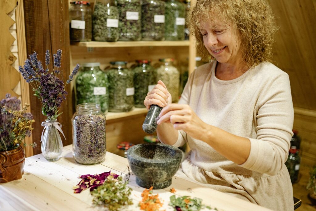 Cheveux gris et anticancer : les secrets naturels ancestraux révélés