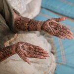 Le henné traditionnel maghrébin : guide complet pour les cérémonies de mariage
