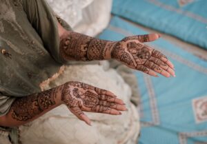 Le henné traditionnel maghrébin : guide complet pour les cérémonies de mariage