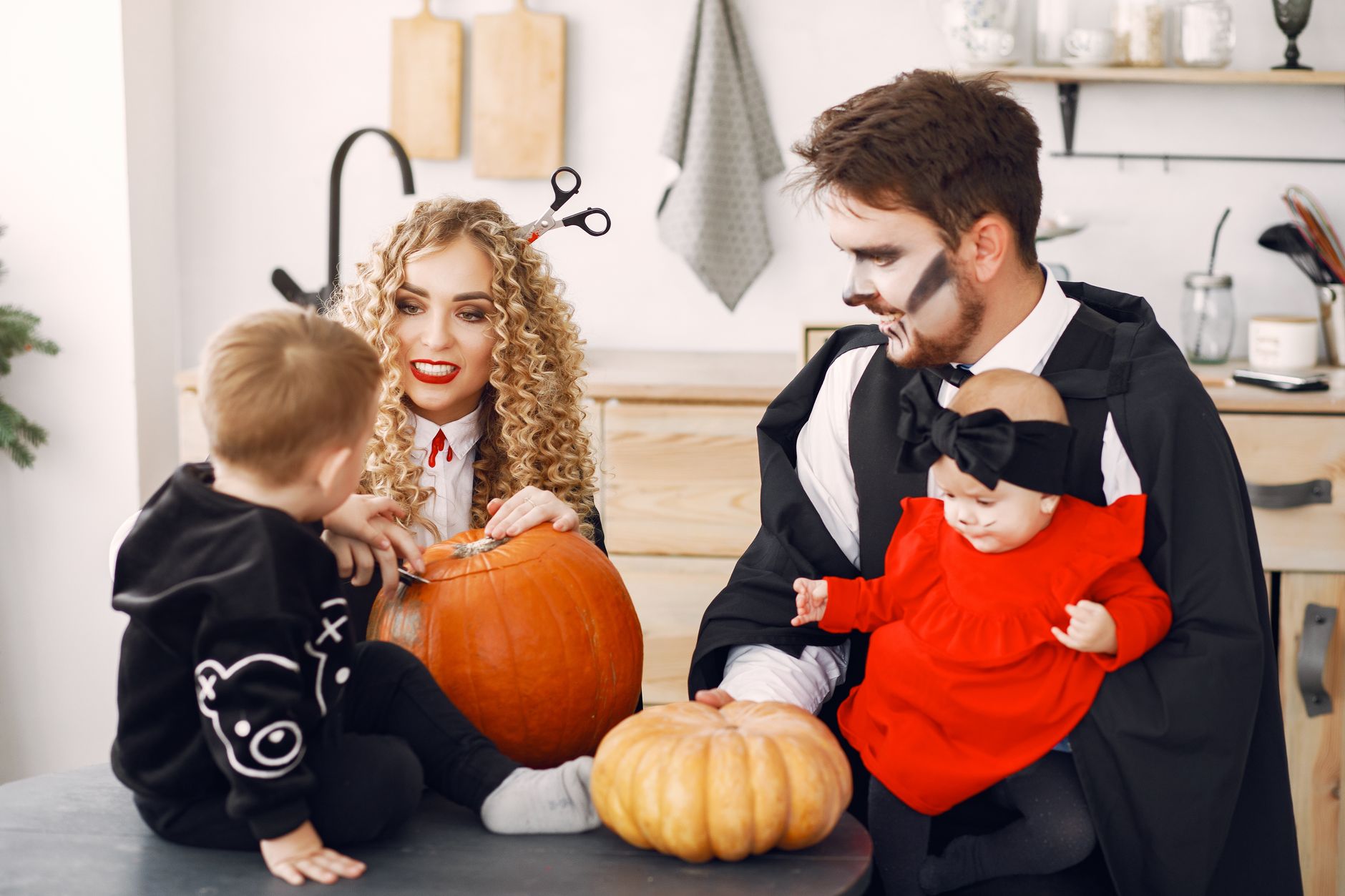 Famille maghrébine en train de préparer leur déguisement pour Halloween 2026